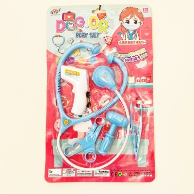 Conjunto de brinquedo medico em embalagem vermelha com estetoscópio azul e outros instrumentos de plástico