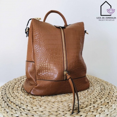 mochila castanha com padrão crocodilo em superfície redonda de fibras naturais