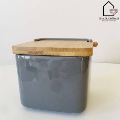 Recipiente cerâmico cinzento com tampa de madeira clara