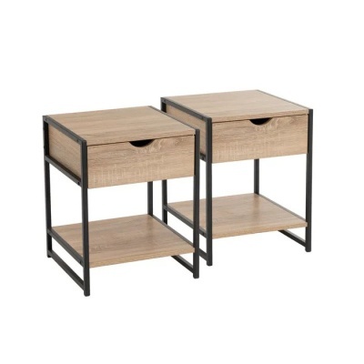 Par de mesas de cabeceira em madeira clara com estrutura metálica preta