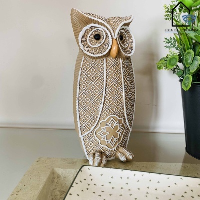 Estátua decorativa de coruja em madeira com padrões geométricos
