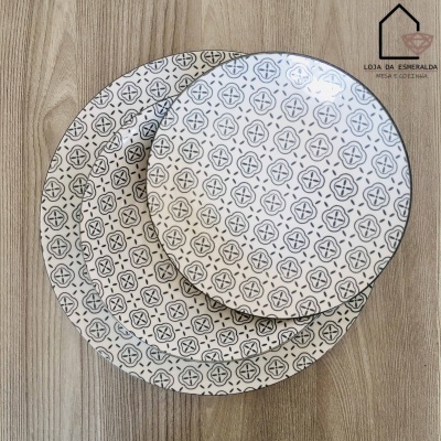 Conjunto de três pratos cerâmicos com padrão geométrico cinza sobre branco