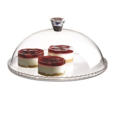 Campânula de vidro cobrindo três cheesecakes pequenos