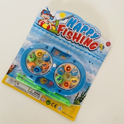 Jogo infantil Happy Fishing com peixes coloridos em embalagem azul com tema marinho