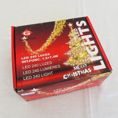 Caixa vermelha de luzes LED para Natal com texto multilingue e decoração de árvore de Natal dourada
