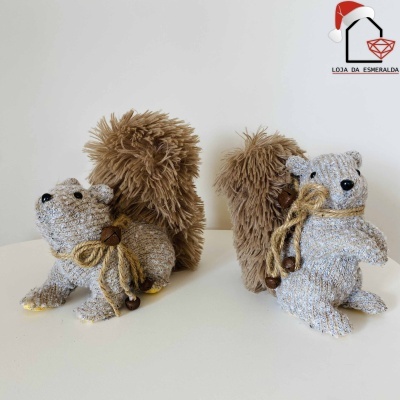 Dois esquilos de tricô cinza com caudas peludas castanhas e laços de corda amarela com sinos