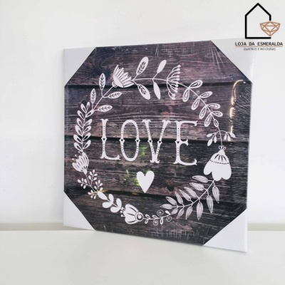Quadro decorativo com padrão floral e palavra LOVE em madeira escura