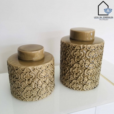 Dois frascos decorativos em cerâmica bege com padrão floral em relevo e tampa, sobre superfície branca