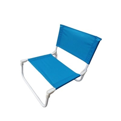 Cadeira baixa portátil azul com estrutura branca