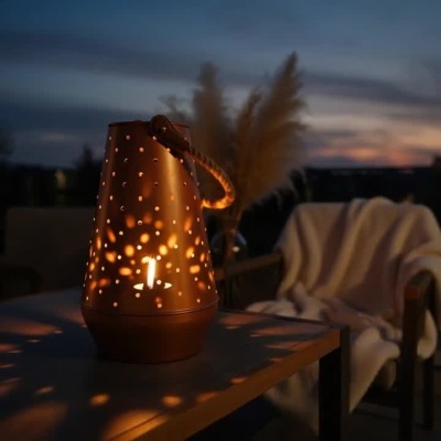 Lanterna de Metal Perfurado Cobre – Alça de Corda Natural