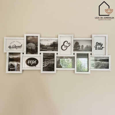 Conjunto de molduras brancas com fotos a preto e branco e texto penduradas numa parede bege