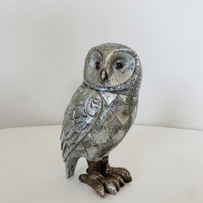 Estátua decorativa de coruja em metal prateado com detalhes bronze