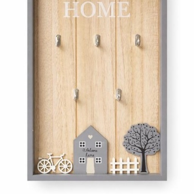 Quadro decorativo de madeira com ganchos e elementos de casa, bicicleta e árvore.