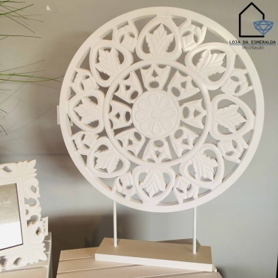 Escultura decorativa branca circular com padrão floral em madeira