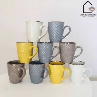 Conjunto de nove canecas coloridas em cerâmica com padrão geométrico em relevo