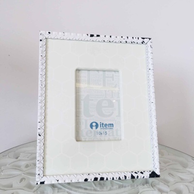 Estrutura de fotografia branca com padrão preto nas bordas e etiqueta 'item INTERNATIONAL 10x15'.