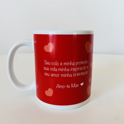 Caneca branca com exterior vermelho e texto em português dedicado à mãe.