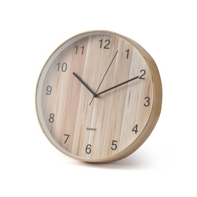 Relógio de parede redondo com números pretos e fundo que imita madeira clara.