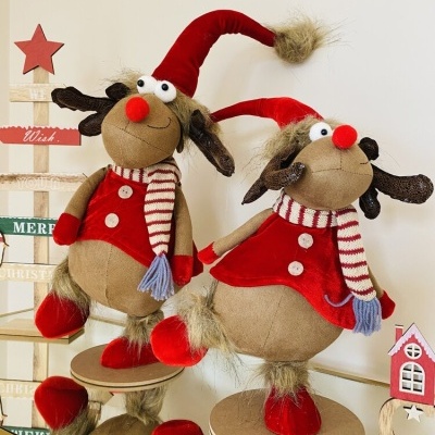 Bonecos decorativos de Natal renas com roupas vermelhas e cachecóis às riscas