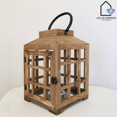 Lanterna de madeira castanha com porta e alça preta sobre superfície branca
