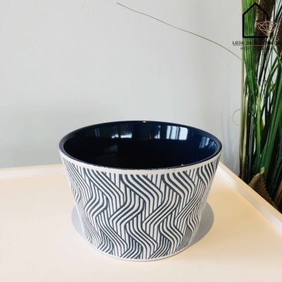 Taça cónica de cerâmica com padrão geométrico preto e branco e interior azul escuro