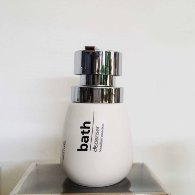 Dispenser branco fosco para sabonete com tampa metálica prateada