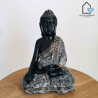 Estátua decorativa de Buda preto com tecido padrão pied-de-poule e detalhes dourados sobre mesa de madeira