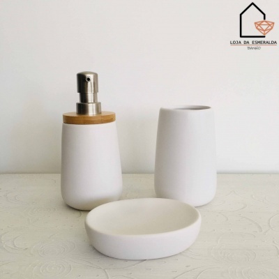 Conjunto de casa de banho branco com doseador, copo e saboneteira