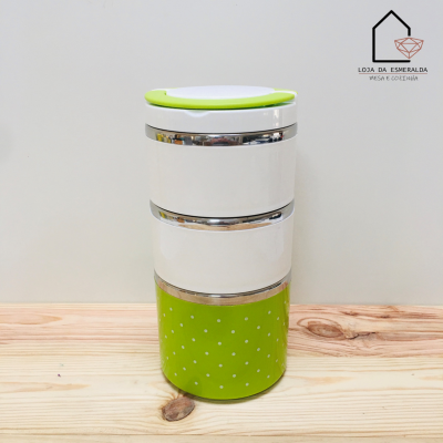 Pote empilhável branco e verde sobre superfície de madeira clara com logotipo ao fundo