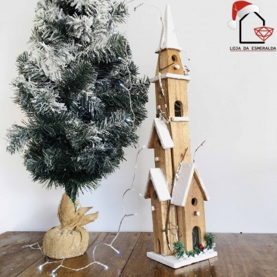 Árvore de Natal artificial com casinha decorativa de madeira em fundo branco