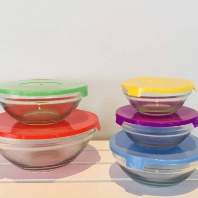 Recipientes de vidro com tampas plásticas coloridas