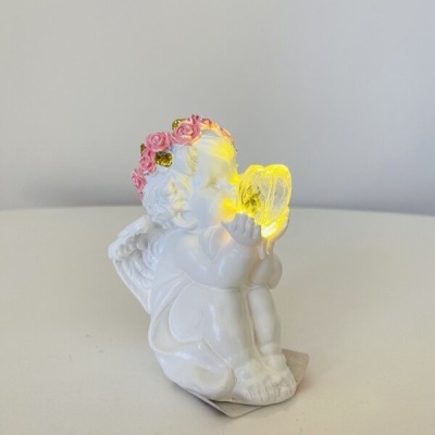 Anjo branco com coroa de flores e coração iluminado amarelo