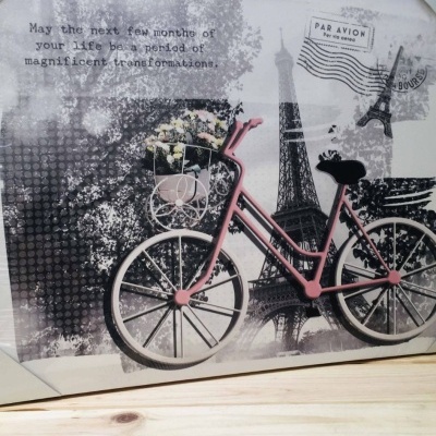 Quadro decorativo com Torre Eiffel, bicicleta rosa e texto inspirador