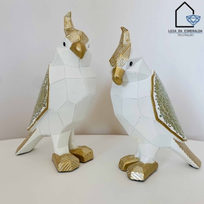 Esculturas decorativas de pássaros brancos e dourados com texturas nas asas e pés