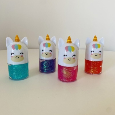 Quatro frascos de verniz com tampas de unicórnio coloridas e brilhantes.