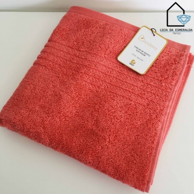 Toalha vermelha de algodão 100% com etiqueta da marca Trussardi