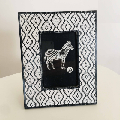 Moldura de fotografia preta e branca com imagem de zebra