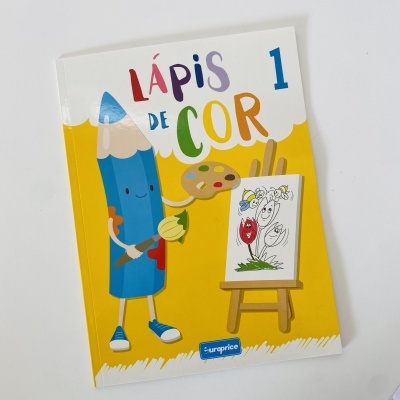Caixa de lápis de cor Europrice com design amarelo e branco e ilustração de lápis azul animado