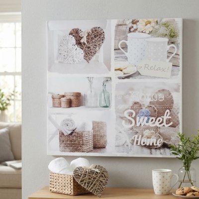 Quadro decorativo com imagens de corações de vime, canecas, cestos e texto, sobre mesa cesto de vime, toalhas, caneca, bolachas e vaso com plantas