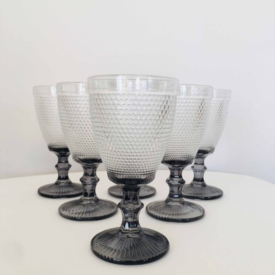Conjunto de cinco copos de vidro texturizados com base escurecida