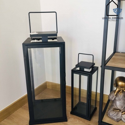 Lanternas decorativas metálicas pretas e vidro em canto de parede