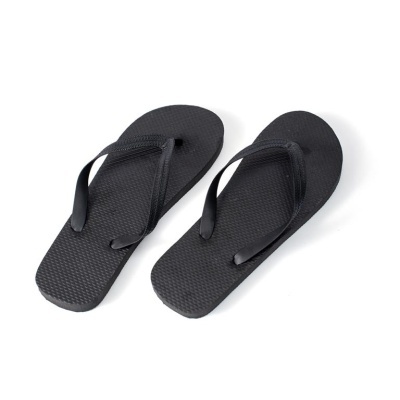 Par de chinelos pretos com sola texturada e tiras finas