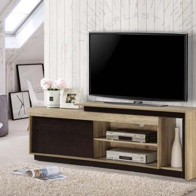 Móvel TV de madeira clara e escura numa sala com parede branca e planta.