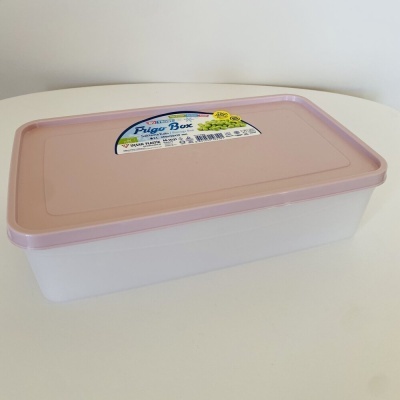 Caixa de plástico branca com tampa rosa e etiqueta Frigo Box