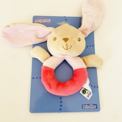 Carrilhão de peluche em forma de coelho colorido numa embalagem azul.