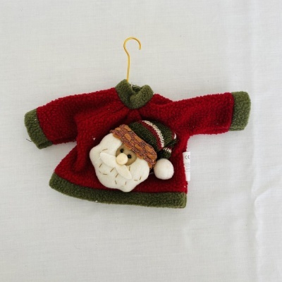 Camisa vermelha de pelúcia com rosto de Pai Natal tridimensional e gola verde