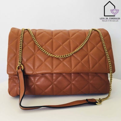 Mala de senhora em pele sintética marrom acolchoada com alça de corrente dourada