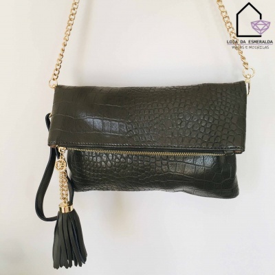 Mala de mão preta com textura de crocodilo e tassel