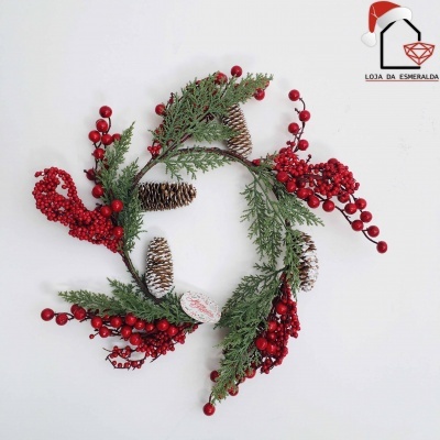 Guirlanda de Natal com ramos verdes, bagas vermelhas e pinhas