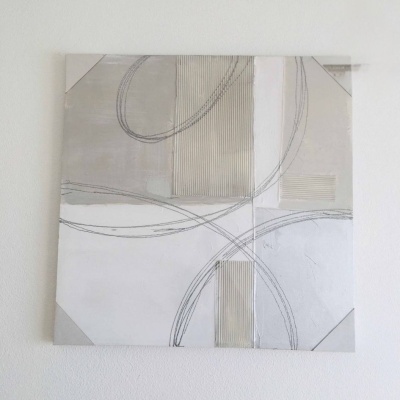 Quadro abstrato cinza e branco com linhas curvas e texturas corrugadas